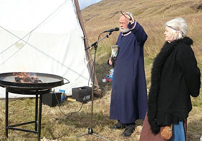 modern goðar offering a blessing